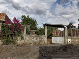 Terreno con Construcción y Árboles Frutales en Venta en San José, Catamayo