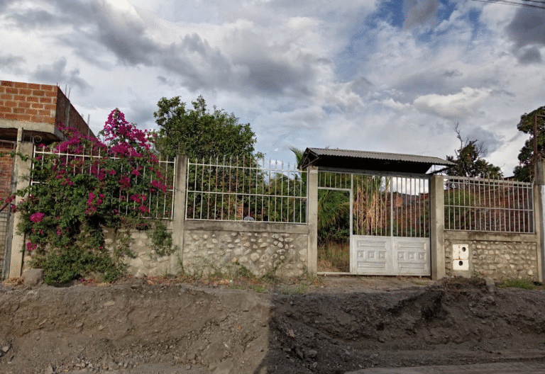 Terreno con Construcción y Árboles Frutales en Venta en San José, Catamayo